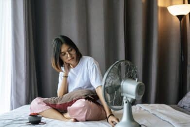 Rafraîchissez votre chambre la nuit avec une bouteille d'eau ordinaire