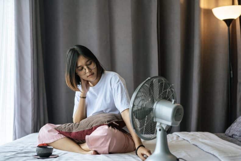 Rafraîchissez votre chambre la nuit avec une bouteille d'eau ordinaire