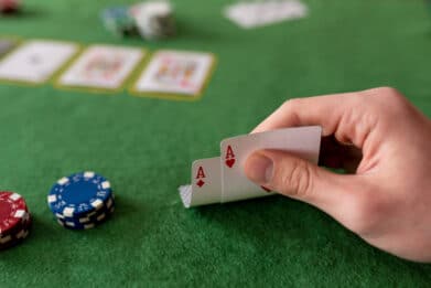 amis-s-amusant-jouant-au-poker