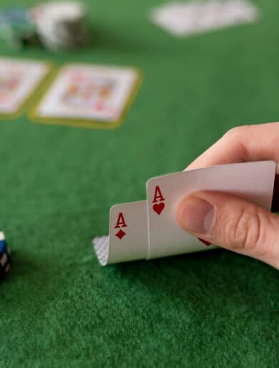 amis-s-amusant-jouant-au-poker
