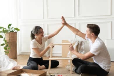 couple-assemblant-chaise-bricolage-partir-zero