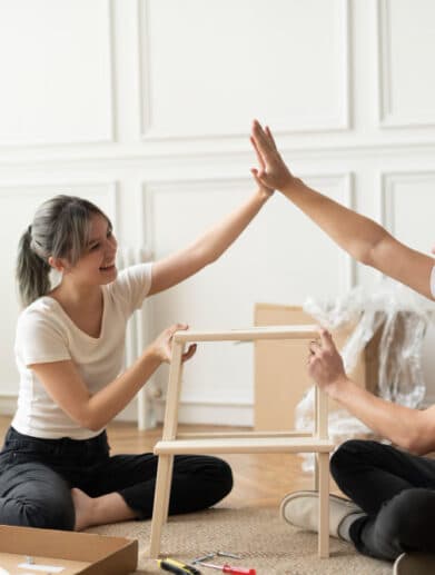 couple-assemblant-chaise-bricolage-partir-zero