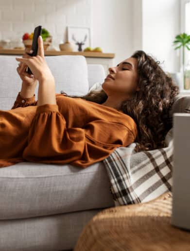 vue-cote-femme-pose-divan